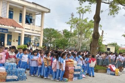 Tập thể cán bộ, giáo viên, nhân viên, học sinh và phụ huynh Trường Tiểu học số 1 Bình Châu chia sẻ cùng đồng bào Miền Trung bị thiệt hại do lũ lụt gây ra. Tổng số tiền quyên góp là 41.797.000đồng và nhiều nhu yếu phẩm khác.